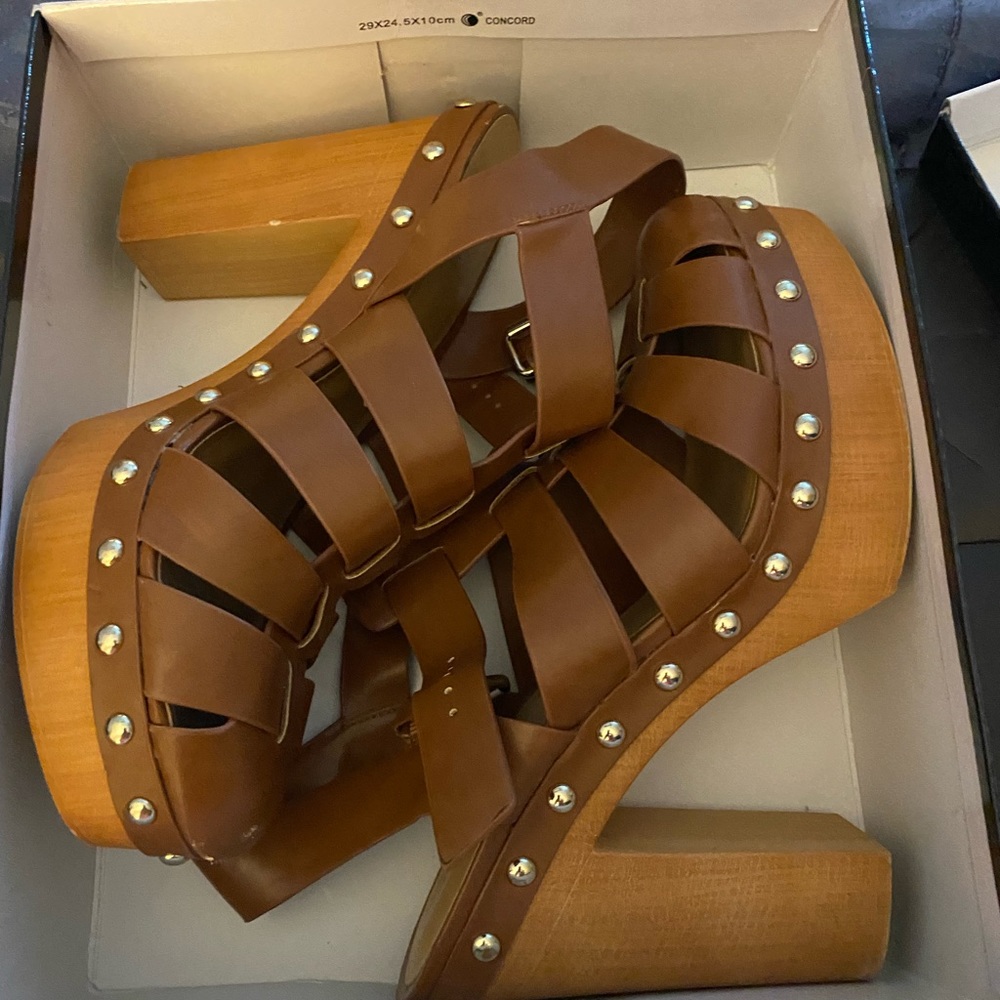 Nine West size 10 chuckle heel.
